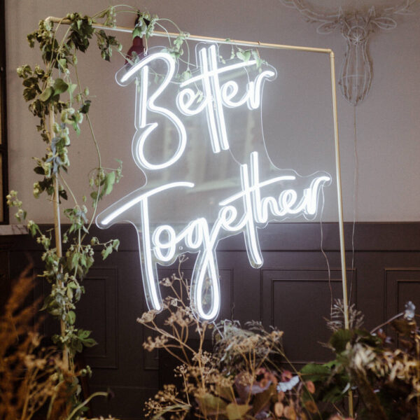 Neoninis užrašas "Better Together"